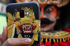 Selfie time: The barong from Bali inspires the facial makeup of the Turonggo Seto Group dancers. JP/Magnus Hendratmo
