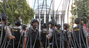 Rivals scramble to strike deal