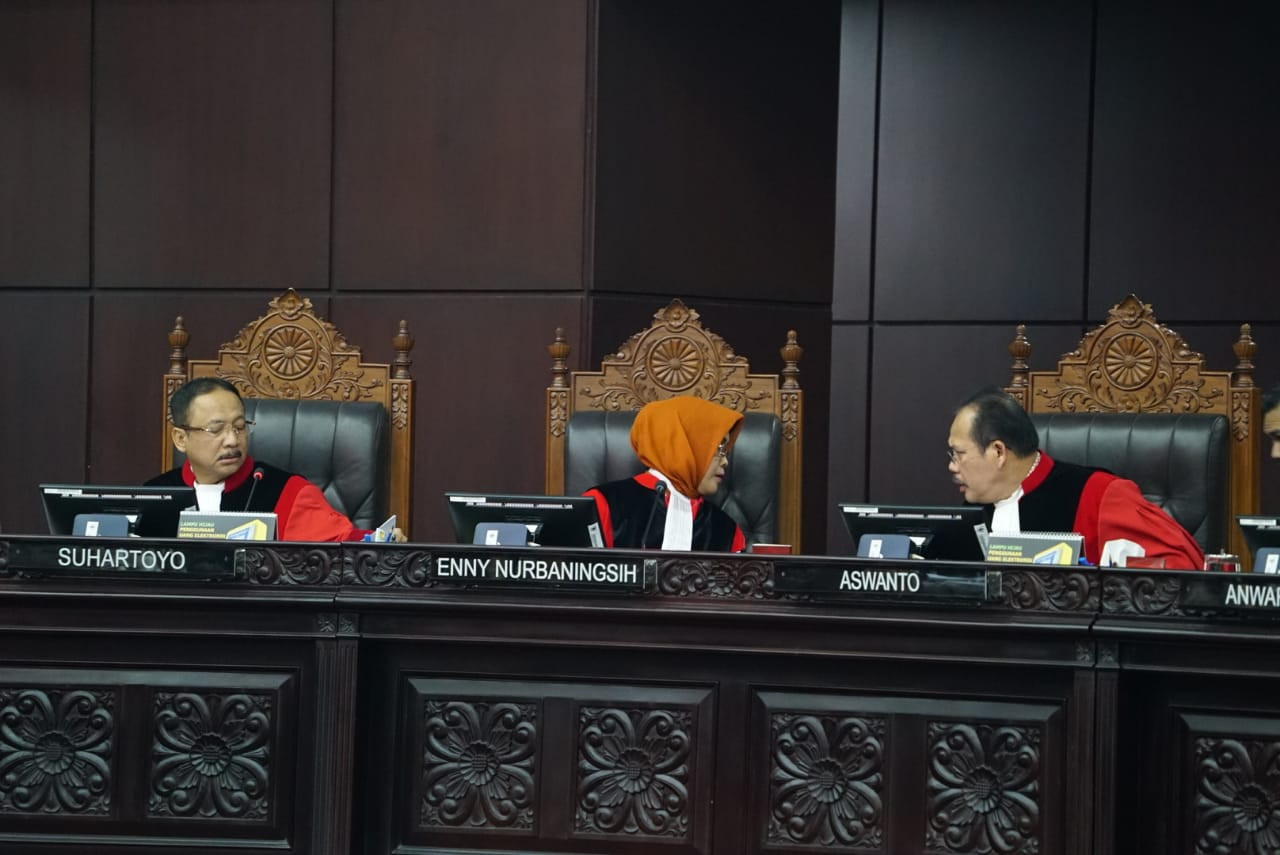 Lawmakers rush Constitutional Court Law revision behind closed doors -  Politics - The Jakarta Post