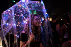 Sun-drenched Glastonbury revellers not stuck in the mud