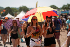 Glastonbury's plastic bottle ban tested by hot weather