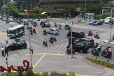 Motorists cross at the Sarinah intersection, Jakarta, in this file photo. Unpaid vehicle taxes have become the largest contributor to the city's tax arrears.  
