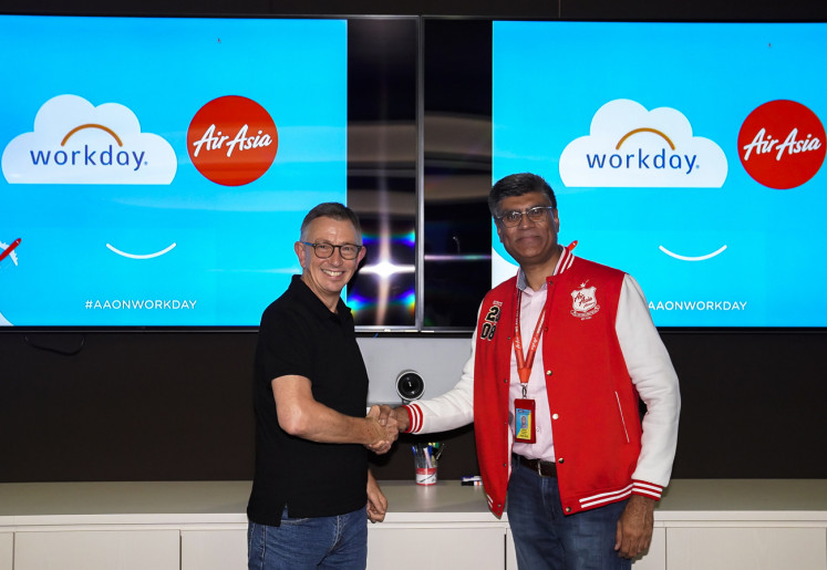 AirAsia chief people and culture officer Varun Bhatia (right) and Workday president of Asia Rob Wells (left) shake hands to mark the collaboration in cloud-based human capital management recently at AirAsia Headquarters, Malaysia.