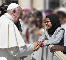Picture of Indonesian Muslim woman shaking hands with Pope Francis goes viral