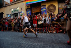 Madrid high heels run defies gravity, homophobia