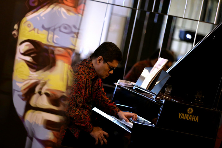 Pianist Ananda Sukarlan performs several of his songs during 'Hommage a Farida Oetoyo’, among them are 'Airport Blues', 'Lonely Child' and 'Urip Iku Urup'.