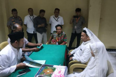 ​​​​​​​Man who threatened to behead Jokowi ties the knot in Jakarta jail