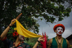Edan-edanan (clown) dancers join the parade. JP/Anggertimur Lanang Tinarbuko