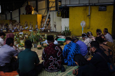 Locals pray at the Madukismo factory. JP/Anggertimur Lanang Tinarbuko