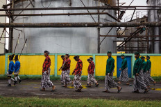 Villagers in traditional attire enter the Madukismo factory compound. JP/Anggertimur Lanang
Tinarbuko
