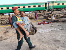Pakistan train collision kills 11, injures 78