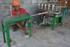 Blitar man resolves plastic waste problem in one district, but what about the country?