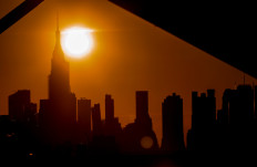 New York moments: Choir, Broadway casts perform in the street during blackout