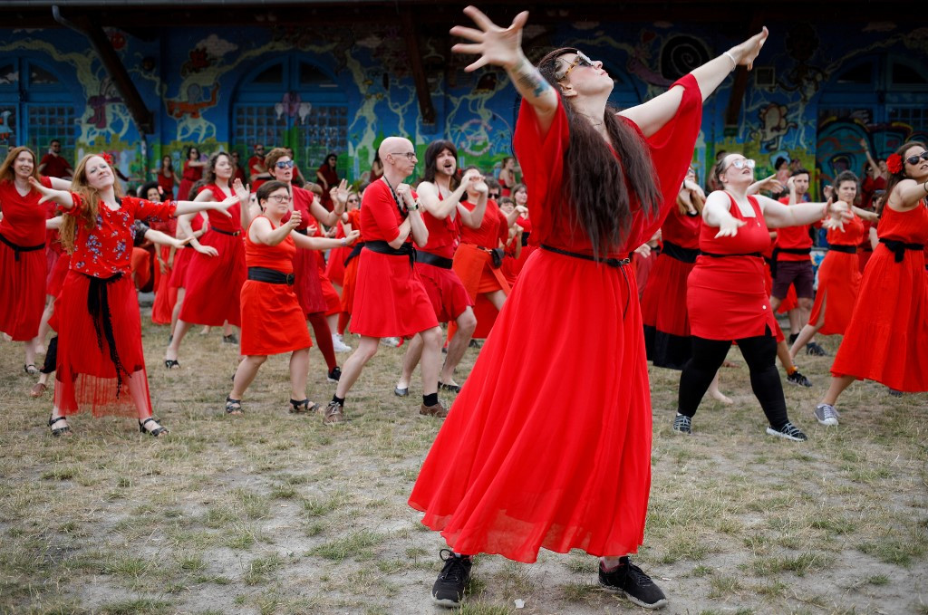 Wuthering Heights flash mobs pay to Kate Bush classic - Lifestyle The Jakarta