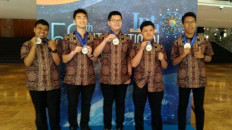 A group of Indonesian students with their silver and bronze medals at the 50th International Physics Olympiad (IPhO) in Tel Aviv, Israel. 