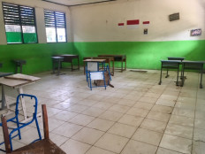 Back to school, Tangerang students welcomed by dust