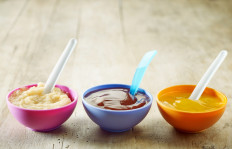 Commercial baby foods often contain too much sugar and display confusing ingredient lists, according to a UN report that proposed new guidelines to improve infant diets.