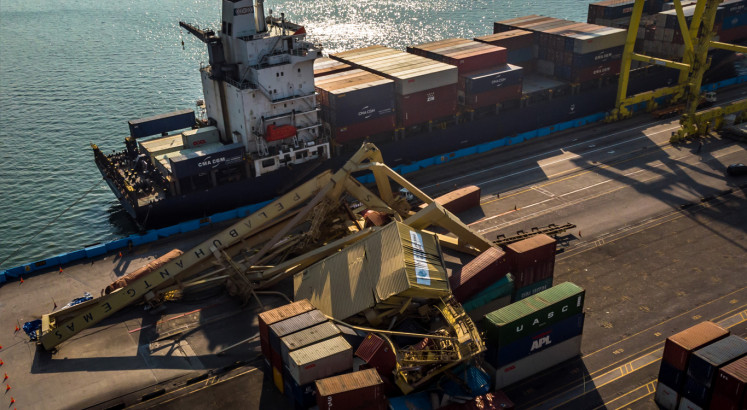 Container ship crashes into crane at Semarang terminal