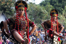 The seventh generation of local art troupe Topeng Losari takes part in the 18th Five Mountains Festival. JP/Magnus Hendratmo