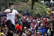 Local artist Makhrus from Lumajang, East Java, performs traditional the Topeng Putih (White Mask) at the 18th Five Mountains Festival. JP/Magnus Hendratmo