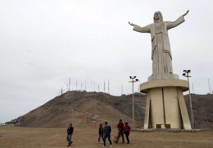 A statue of Jesus climbed up a hill in Brazil just to T-pose :  r/PewdiepieSubmissions