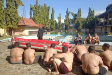 Overweight police officers in East Java go through weight-loss program