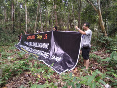 One of the banners used during the protest was emblazoned with the words “Jokowi, help us. Reject the proposal of mining road traversing the remaining forest area on South Sumatra-Jambi borders”.