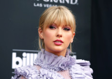 Taylor Swift, Ariana Grande give thumbs up to social distancing to contain coronavirus