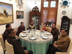 Indonesian Democratic Party of Struggle (PDI-P) leader Megawati Sukarnoputri and her aides hold a meeting with Gerindra Party leader Prabowo Subianto at her residence in Jakarta on July 24.