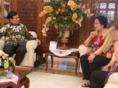 Gerindra Party chief patron Prabowo Subianto and Indonesian Democratic Party of Struggle (PDI-P) leader Megawati Soekarnoputri meet at the latter's private residence in Menteng, Central Jakarta, recently.