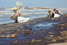 Residents of Cemaranaya beach cleaned up oil spill from nearby offshore oil and gas block Offshore North West Java (ONWJ) operated by state energy giant Pertmina’s upstream unit Pertamina Hulu Energi (PHE).