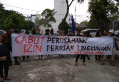 Members of the Medan Indonesian Christian University Students Movement (GMKI) in North Sumatra hold a street rally on July 26 in Medan to call on the local government to revoke the business permits of Lake Toba’s polluters.