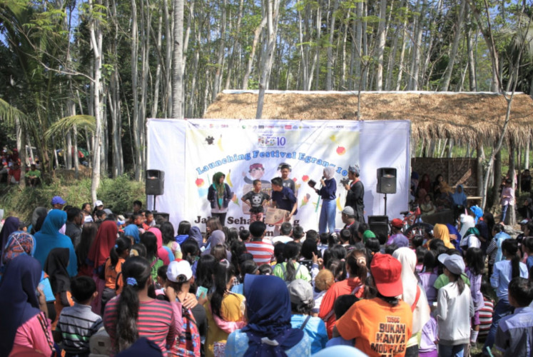 The annual Festival Egrang (Bamboo Stilts Festival) returns with series of activities, including a healthy walk, a coloring competition and exercise. 