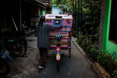 Sutopo pushes his modified pedicab out of his neighborhood in Jetis, Yogyakarta. JP/Anggertimur Lanang Tinarbuko