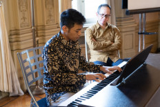 Young Indonesian pianist Kasyfi Kalyasyena performs in front of Melania Trump