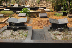 Crammed Jakarta pushes the dead to share space