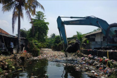 Bekasi starts lifting waste from river in Bahagia subdistrict