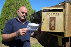 Post-mortem: Fan mail piles up at grave of French poet Rimbaud