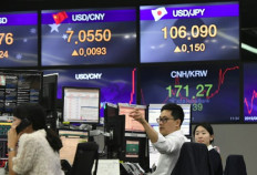 Chinese yuan falls to weakest level against dollar since 2010