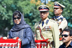 India detains Kashmir political leaders as threat to peace