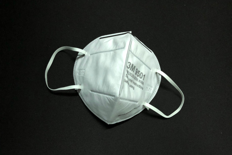 A KN95 face mask that can be used to protect yourself against pollution. 