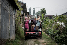 A truckload of women return home to Bowongso after a day of work in the surrounding tobacco fields.JP/Dottie Bond