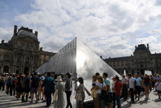 Overcrowded Louvre struggles to cope with rising tourist tide