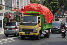 An overloaded truck is driven in the Pos Pengumben neighborhood of Jakarta on Aug. 7, 2019. Such trucks often cause congestion, accidents and infrastructure damage.
