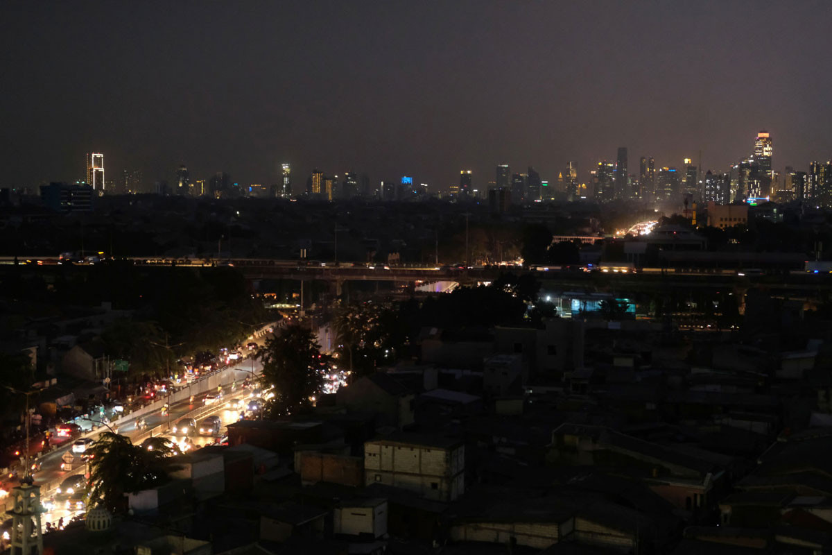 Darkness falls: Residences in Jakarta are seen in total darkness on Sunday, Aug. 4. Electricity transmission disruptions caused a major blackout for several hours in Greater Jakarta and parts of West and Central Java on Sunday.