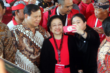 Indonesian Democratic Party of Struggle (PDI-P) chief Megawati Soekarnoputri (center) poses for a picture with her daughter and fellow party politician Puan Maharani (right) and Gerindra Party chairman Prabowo Subianto (left) during the PDI-P's national congress in Denpasar, Bali, on Aug. 8, 2019.