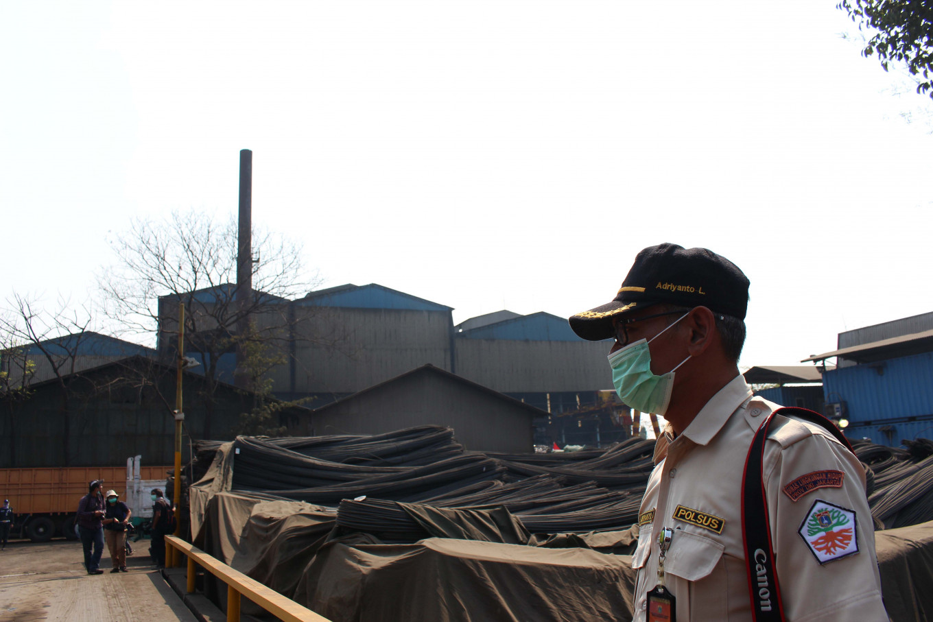 An official of the Jakarta Environment Agency checks a factory alleged to have failed to meet industrial chimney emission standards and to have contributed to air pollution in the Cakung area of East Jakarta on Aug. 8. 
