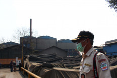 An official of the Jakarta Environment Agency checks a factory alleged to have failed to meet industrial chimney emission standards and to have contributed to air pollution in the Cakung area of East Jakarta on Aug. 8. 