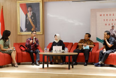Discussing a legend: Moderator Frisca Clarissa (left), writer A. Fuadi (second left), Lafran Pane's nephew Nina Pane (center), politician Akhmad Muqowam (second right) and researcher Hariqo Wibawa talk about Fuadi's new book, 'Merdeka Sejak Hati', in a discussion at the National Library in Jakarta. 