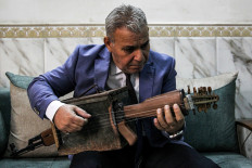 Iraqi transforms Kalashnikov into musical instrument